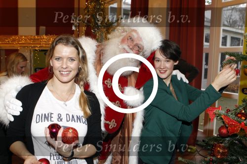 Amsterdam 8 december 2011
Bn ers tuigen kerstboom op voor het goede doel in artis. De aktie is mogelijk gemaakt door Sky radio. Babette en Anne v Veen
Peter Smulders bv