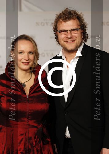 Amsterdam 21 november 2011
Premiere Nova Zembla in het RAI theater. De film is geregisseerd door Reinout Oerlemans en Robert de Hoog en Doutzen Kroes spelen de hoofdrollen.
Prinses Maxima en prins Wilem Alexander zijn de eregasten. Bas Keijzer met vrouw
Peter Smulders bv