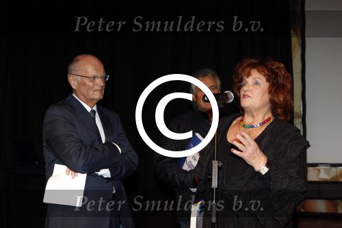 Hilversum 15 november 2011
Presentatie boek van de Zangeres zonder Naam geschreven door Ben Holthuis. Ben Adriaan Hoes Imca Marina en Herman Jongman
Peter Smulders bv