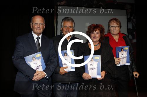 Hilversum 15 november 2011
Presentatie boek van de Zangeres zonder Naam geschreven door Ben Holthuis. Ben Adriaan Hoes Imca Marina en Herman Jongman
Peter Smulders bv