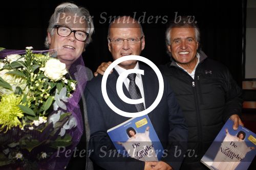 Hilversum 15 november 2011
Presentatie boek van de Zangeres zonder Naam geschreven door Ben Holthuis. Ben met Adriaan Hoes
Peter Smulders bv