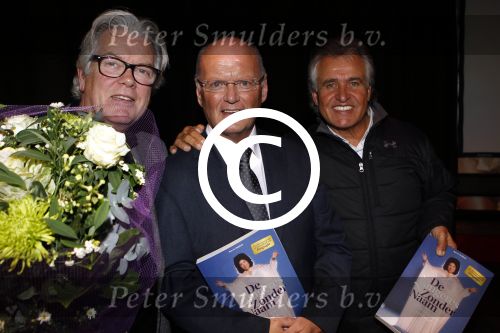 Hilversum 15 november 2011
Presentatie boek van de Zangeres zonder Naam geschreven door Ben Holthuis. Ben met Adriaan Hoes
Peter Smulders bv