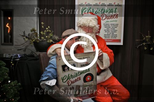 BAARN - In Restaurant Vuur is de perspresentatie gehouden van de nieuwe kerst cd genaamd Christmas Duets.  Met op de foto Ben Saunders en de Kerstman. FOTO PETER SMULDERS BV