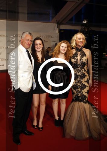 Amsterdam 21 november 2011
Premiere Nova Zembla in het RAI theater. De film is geregisseerd door Reinout Oerlemans en Robert de Hoog en Doutzen Kroes spelen de hoofdrollen.
Prinses Maxima en prins Wilem Alexander zijn de eregasten. Bram Moszkovicz met vriendin Eva Jinek en dochter met vriendin
Peter Smulders bv