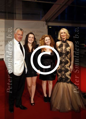 Amsterdam 21 november 2011
Premiere Nova Zembla in het RAI theater. De film is geregisseerd door Reinout Oerlemans en Robert de Hoog en Doutzen Kroes spelen de hoofdrollen.
Prinses Maxima en prins Wilem Alexander zijn de eregasten. Bram Moszkovicz met vriendin Eva Jinek en dochter met vriendin
Peter Smulders bv