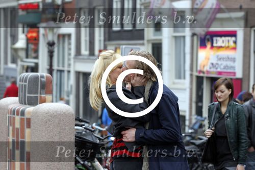 Amsterdam 6 november 201
Bridget Maasland viert haar verjaardag op de wallen bij chinees restaurant Oriental. Ook haar vriend Pieter v Schaijk is aanwezig
Peter Smulders bv