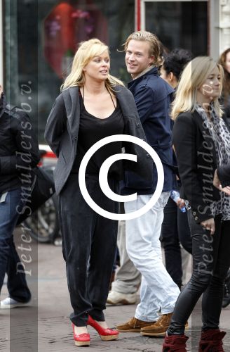 Amsterdam 6 november 201
Bridget Maasland viert haar verjaardag op de wallen bij chinees restaurant Oriental. Ook haar vriend Pieter v Schaijk is aanwezig
Peter Smulders bv
