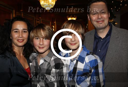 Amsterdam 22 december 2011
Premiere kerstcircus in carre. Carel Kraayenhof met vrouw en zoons
Peter Smulders bv