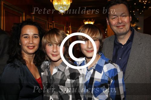Amsterdam 22 december 2011
Premiere kerstcircus in carre. Carel Kraayenhof met vrouw en zoons
Peter Smulders bv