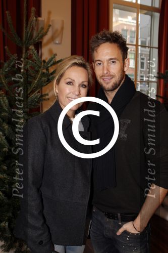 Amsterdam 8 december 2011
Bn ers tuigen kerstboom op voor het goede doel in artis. De aktie is mogelijk gemaakt door Sky radio. Tanja Jess en Charly Luske
Peter Smulders bv