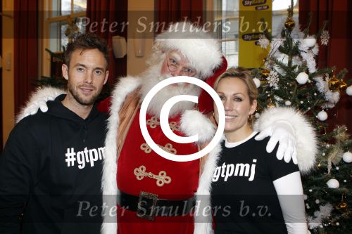 Amsterdam 8 december 2011
Bn ers tuigen kerstboom op voor het goede doel in artis. De aktie is mogelijk gemaakt door Sky radio. Tanja Jess en Charly Luske
Peter Smulders bv