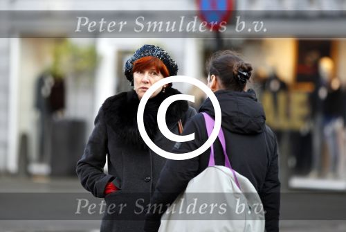 Amsterdam 5 december 2011
Chazia Mourali praat op straat met een kennis.
Peter Smulders bv