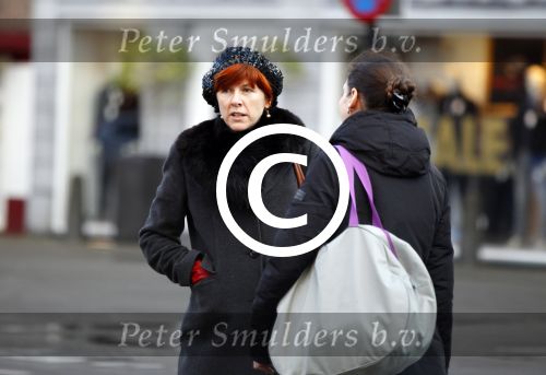 Amsterdam 5 december 2011
Chazia Mourali praat op straat met een kennis.
Peter Smulders bv