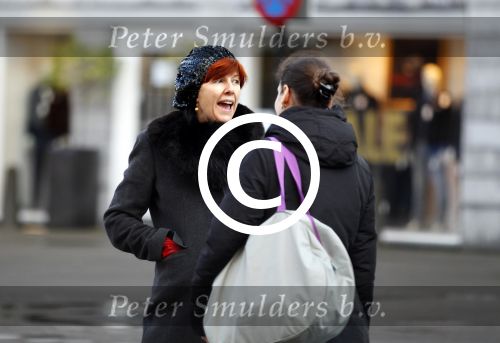 Amsterdam 5 december 2011
Chazia Mourali praat op straat met een kennis.
Peter Smulders bv