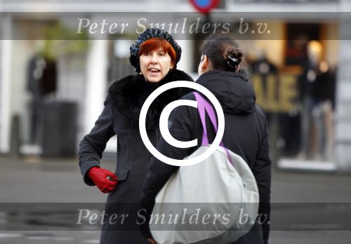 Amsterdam 5 december 2011
Chazia Mourali praat op straat met een kennis.
Peter Smulders bv