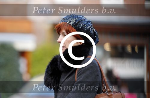 Amsterdam 5 december 2011
Chazia Mourali praat op straat met een kennis.
Peter Smulders bv