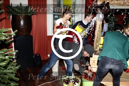 Amsterdam 8 december 2011
Bn ers tuigen kerstboom op voor het goede doel in artis. De aktie is mogelijk gemaakt door Sky radio. Christoph Haddad
Peter Smulders bv