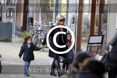 Amsterdam 2 november 2011
Connie Breukhoven met Soraiya en Semmy op de cornelis schuytstraat
Peter Smulders bv