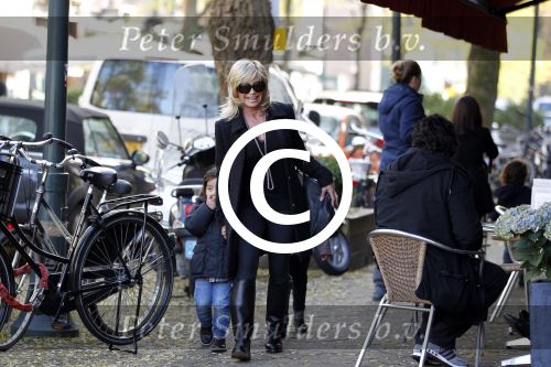 Amsterdam 2 november 2011
Connie Breukhoven met Soraiya en Semmy op de cornelis schuytstraat
Peter Smulders bv