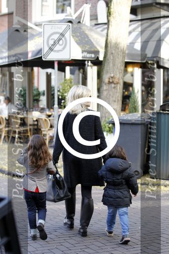 Amsterdam 2 november 2011
Connie Breukhoven met Soraiya en Semmy op de cornelis schuytstraat
Peter Smulders bv