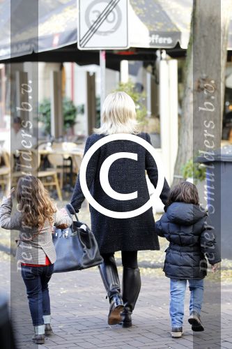 Amsterdam 2 november 2011
Connie Breukhoven met Soraiya en Semmy op de cornelis schuytstraat
Peter Smulders bv
