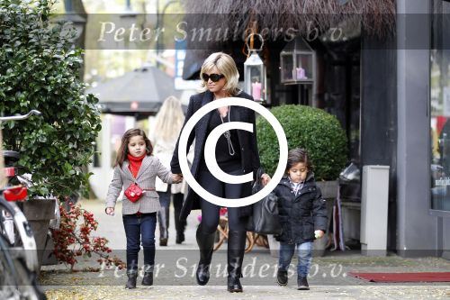 Amsterdam 2 november 2011
Connie Breukhoven met Soraiya en Semmy op de cornelis schuytstraat
Peter Smulders bv