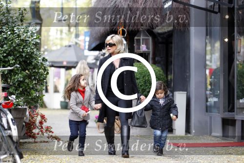 Amsterdam 2 november 2011
Connie Breukhoven met Soraiya en Semmy op de cornelis schuytstraat
Peter Smulders bv