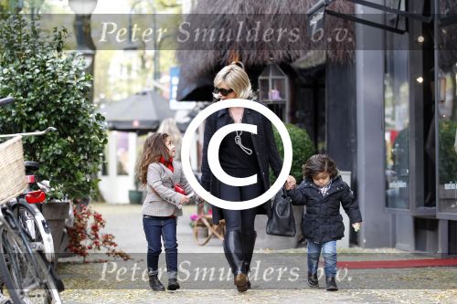 Amsterdam 2 november 2011
Connie Breukhoven met Soraiya en Semmy op de cornelis schuytstraat
Peter Smulders bv