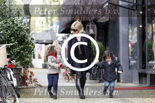 Amsterdam 2 november 2011
Connie Breukhoven met Soraiya en Semmy op de cornelis schuytstraat
Peter Smulders bv