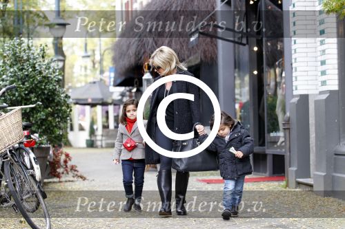 Amsterdam 2 november 2011
Connie Breukhoven met Soraiya en Semmy op de cornelis schuytstraat
Peter Smulders bv