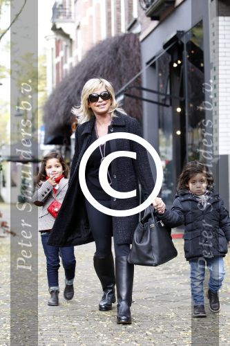 Amsterdam 2 november 2011
Connie Breukhoven met Soraiya en Semmy op de cornelis schuytstraat
Peter Smulders bv