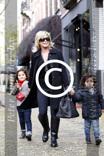 Amsterdam 2 november 2011
Connie Breukhoven met Soraiya en Semmy op de cornelis schuytstraat
Peter Smulders bv