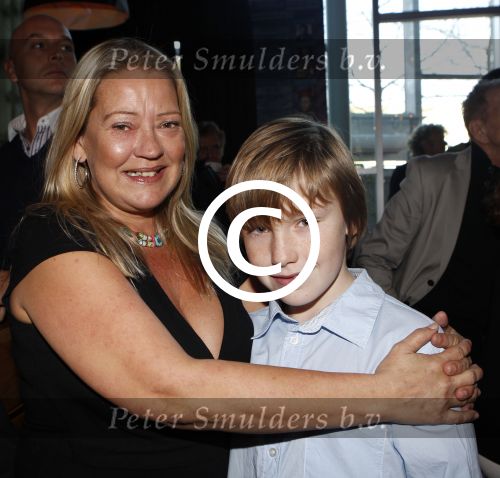 Hilversum 15 november 2011
Presentatie boek van de Zangeres zonder Naam geschreven door Ben Holthuis. Danielle Sijthoff met zoon Nikky
Peter Smulders bv