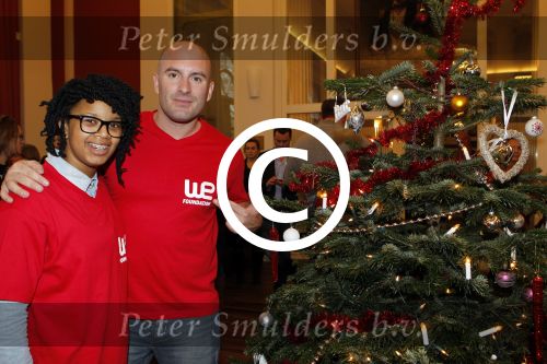 Amsterdam 8 december 2011
Bn ers tuigen kerstboom op voor het goede doel in artis. De aktie is mogelijk gemaakt door Sky radio. Dean Saunders met Shary Ann
Peter Smulders bv