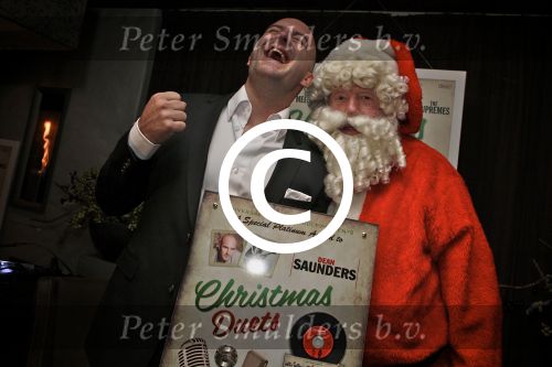 BAARN - In Restaurant Vuur is de perspresentatie gehouden van de nieuwe kerst cd genaamd Christmas Duets.  Met op de foto Dean Saunders en Kerstman. FOTO PETER SMULDERS BV