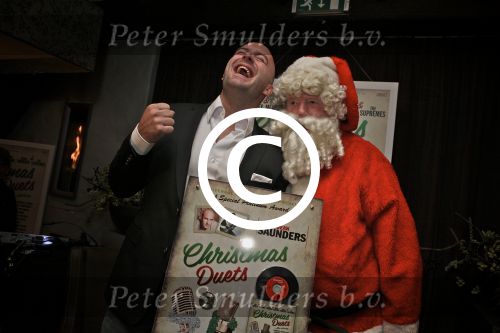 BAARN - In Restaurant Vuur is de perspresentatie gehouden van de nieuwe kerst cd genaamd Christmas Duets.  Met op de foto Dean Saunders en Kerstman. FOTO PETER SMULDERS BV