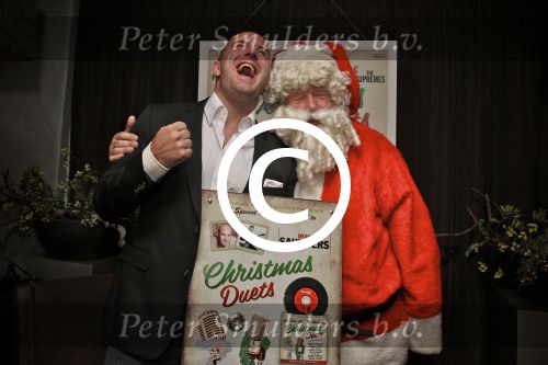 BAARN - In Restaurant Vuur is de perspresentatie gehouden van de nieuwe kerst cd genaamd Christmas Duets.  Met op de foto Dean Saunders en Kerstman. FOTO PETER SMULDERS BV