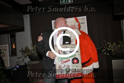 BAARN - In Restaurant Vuur is de perspresentatie gehouden van de nieuwe kerst cd genaamd Christmas Duets.  Met op de foto Dean Saunders en Kerstman. FOTO PETER SMULDERS BV
