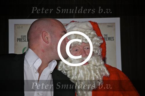 BAARN - In Restaurant Vuur is de perspresentatie gehouden van de nieuwe kerst cd genaamd Christmas Duets.  Met op de foto Dean Saunders en Kerstman. FOTO PETER SMULDERS BV