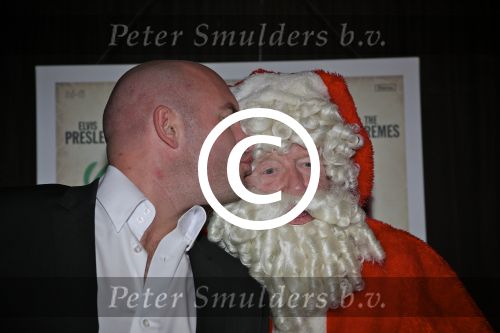 BAARN - In Restaurant Vuur is de perspresentatie gehouden van de nieuwe kerst cd genaamd Christmas Duets.  Met op de foto Dean Saunders en Kerstman. FOTO PETER SMULDERS BV