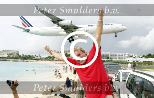 Sint Maarten 9 november 2011
Dennis v Tellingen bij vliegveld Sint Maarten met laag overkomende vliegtuigen.
Peter Smulders bv