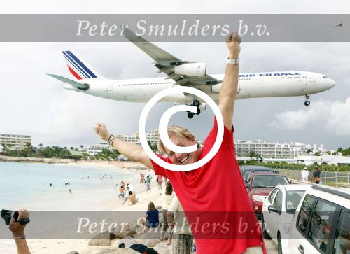 Sint Maarten 9 november 2011
Dennis v Tellingen bij vliegveld Sint Maarten met laag overkomende vliegtuigen.
Peter Smulders bv