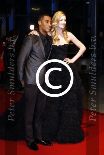 Amsterdam 21 november 2011
Premiere Nova Zembla in het RAI theater. De film is geregisseerd door Reinout Oerlemans en Robert de Hoog en Doutzen Kroes spelen de hoofdrollen.
Prinses Maxima en prins Wilem Alexander zijn de eregasten.Doutzen met man Sunnery James
Peter Smulders bv