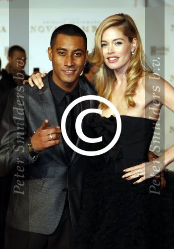 Amsterdam 21 november 2011
Premiere Nova Zembla in het RAI theater. De film is geregisseerd door Reinout Oerlemans en Robert de Hoog en Doutzen Kroes spelen de hoofdrollen.
Prinses Maxima en prins Wilem Alexander zijn de eregasten.Doutzen met man Sunnery James
Peter Smulders bv