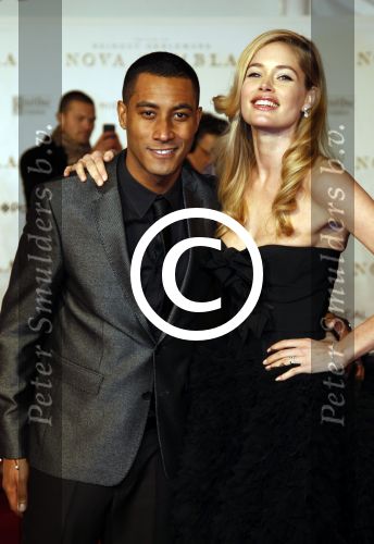 Amsterdam 21 november 2011
Premiere Nova Zembla in het RAI theater. De film is geregisseerd door Reinout Oerlemans en Robert de Hoog en Doutzen Kroes spelen de hoofdrollen.
Prinses Maxima en prins Wilem Alexander zijn de eregasten.Doutzen met man Sunnery James
Peter Smulders bv