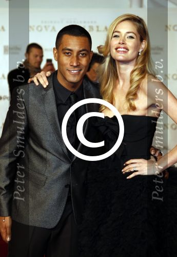 Amsterdam 21 november 2011
Premiere Nova Zembla in het RAI theater. De film is geregisseerd door Reinout Oerlemans en Robert de Hoog en Doutzen Kroes spelen de hoofdrollen.
Prinses Maxima en prins Wilem Alexander zijn de eregasten.Doutzen met man Sunnery James
Peter Smulders bv