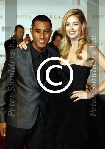 Amsterdam 21 november 2011
Premiere Nova Zembla in het RAI theater. De film is geregisseerd door Reinout Oerlemans en Robert de Hoog en Doutzen Kroes spelen de hoofdrollen.
Prinses Maxima en prins Wilem Alexander zijn de eregasten.Doutzen met man Sunnery James
Peter Smulders bv