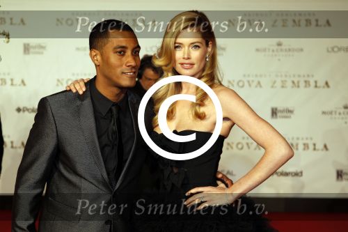 Amsterdam 21 november 2011
Premiere Nova Zembla in het RAI theater. De film is geregisseerd door Reinout Oerlemans en Robert de Hoog en Doutzen Kroes spelen de hoofdrollen.
Prinses Maxima en prins Wilem Alexander zijn de eregasten.Doutzen met man Sunnery James
Peter Smulders bv