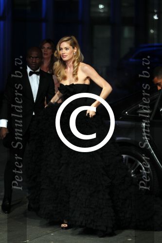 Amsterdam 21 november 2011
Premiere Nova Zembla in het RAI theater. De film is geregisseerd door Reinout Oerlemans en Robert de Hoog en Doutzen Kroes spelen de hoofdrollen.
Prinses Maxima en prins Wilem Alexander zijn de eregasten.Doutzen met man Sunnery James
Peter Smulders bv