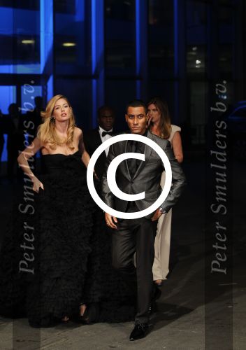 Amsterdam 21 november 2011
Premiere Nova Zembla in het RAI theater. De film is geregisseerd door Reinout Oerlemans en Robert de Hoog en Doutzen Kroes spelen de hoofdrollen.
Prinses Maxima en prins Wilem Alexander zijn de eregasten.Doutzen met man Sunnery James
Peter Smulders bv